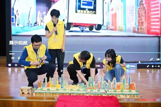 創客教師講解自己的作品