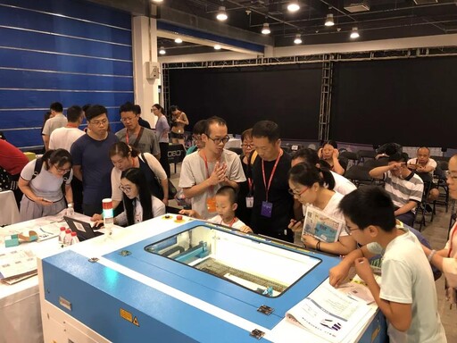 不僅有簡單易上手的軟件LaserMaker，還有能高效精準造物的激光切割機，能幫助選手更容易更快的完成自己的作品