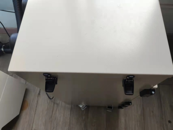 打開凈化器上門蓋四個卡扣