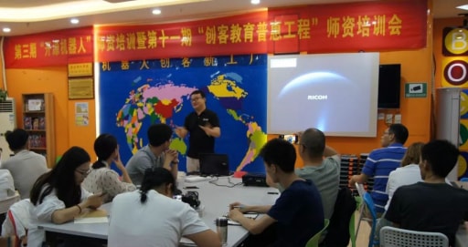 吳俊杰老師發表《創客教育之開源機器人的價值觀》演講