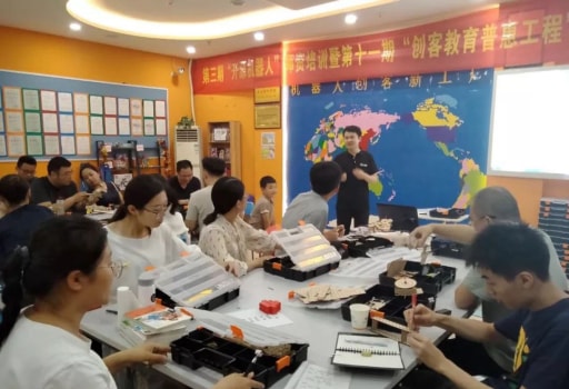 付軍老師從全國青少年機器人等級考試的角度，系統講解了Laserblock機器人結構搭建一二級的課程。