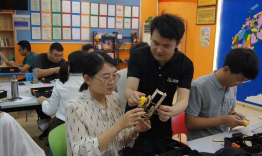 學員在老師的指導下學習并制作