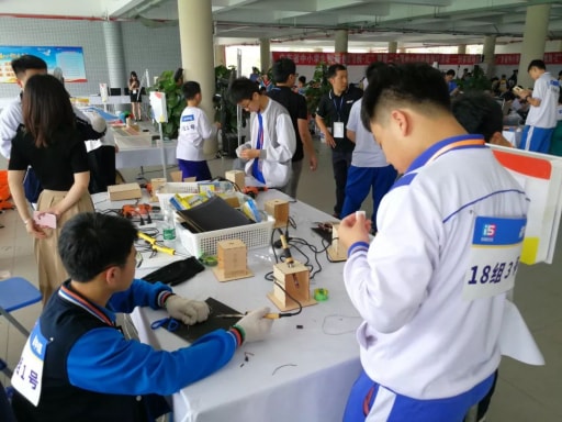 小創(chuàng)客們埋頭制作