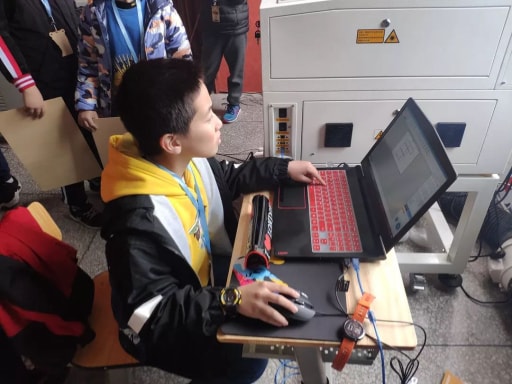 創客選手全神貫注設計自己的作品