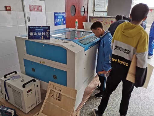 創客們在激光切割區排隊等待制作