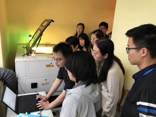 學員們認真地學習理論知識，并上手實操