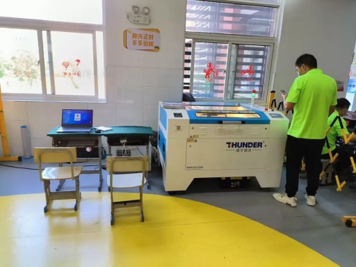 雷宇團(tuán)隊(duì)為本次比賽帶來了LaserMaker建模軟件與激光切割機(jī)已早早候場，希望助力所有參賽選手都能取得滿意的成績。